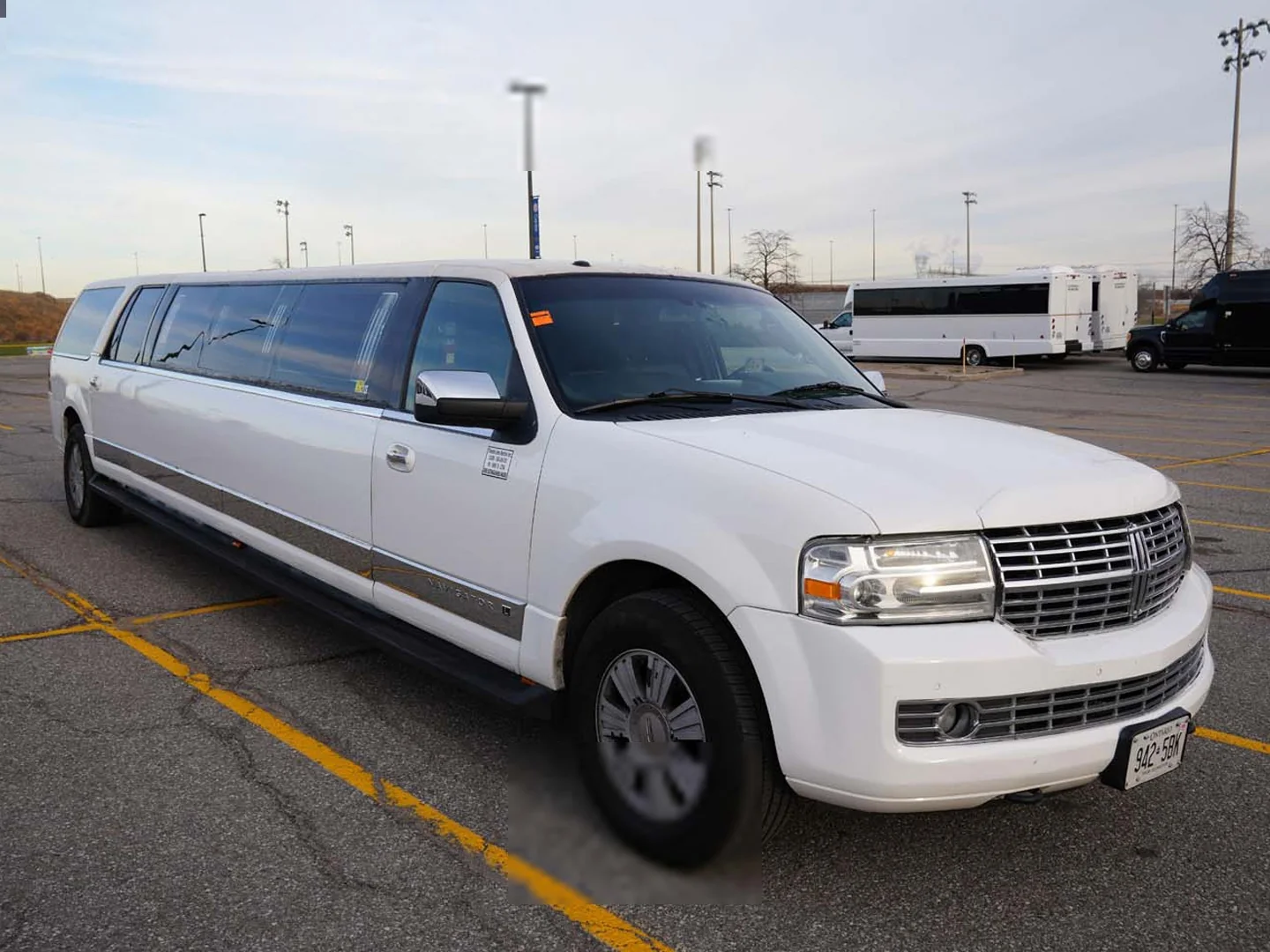 Lincoln Navigator - 12-14 Passengers